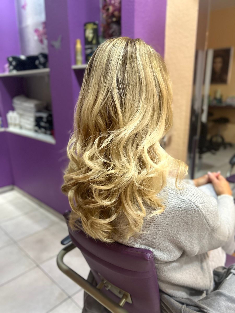 Blondes Haar mit weichen Wellen