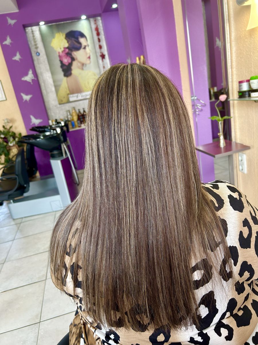 Braunes Haar mit blonden Strähnen