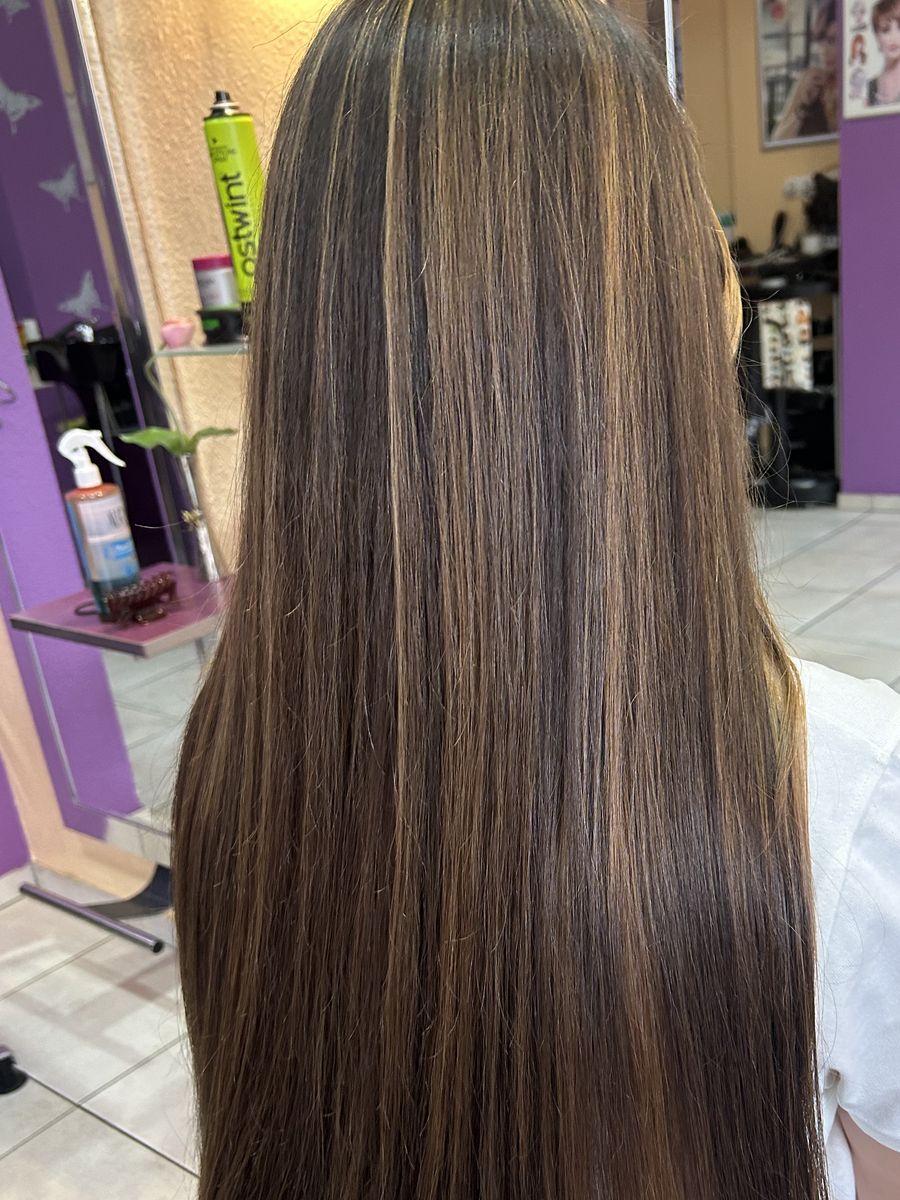 Langes braunes Haar mit hellen Strähnen